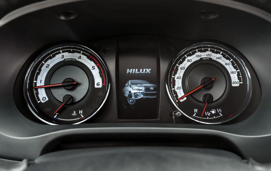 Панель приборов Toyota Hilux Special Edition Double Cab 2019 года  (EU) (фото 26 из 40)